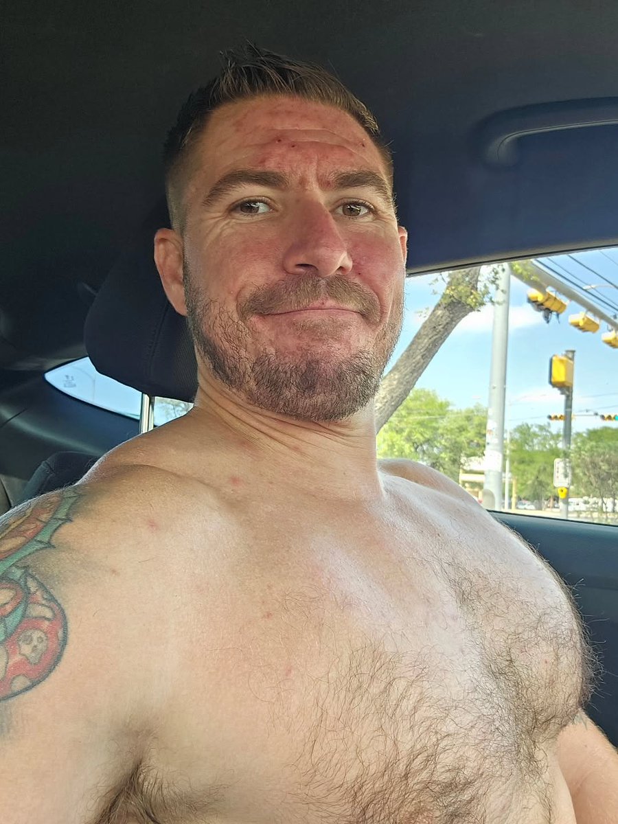 clarkdsmith565's tweet image. Running a few errands… thinking about shaving the beard later, but I might just keep this rugged look 😏

Clean and smooth, or a little rough around the edges? 😉
#RuggedVibes #Decisions