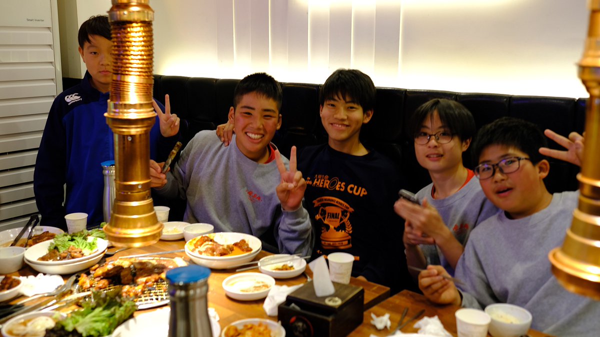 こんにちは！Looop(ループ)です！
「芦屋ラグビースクール」の皆さんが、無事に韓国へ到着いたしました！

金浦空港では、遠征総監督の山田章仁選手や元韓国女子代表のジュヨンさん、芦屋RSのAyaさん、カメラマンのやまだひろきさんと無事に合流しました！