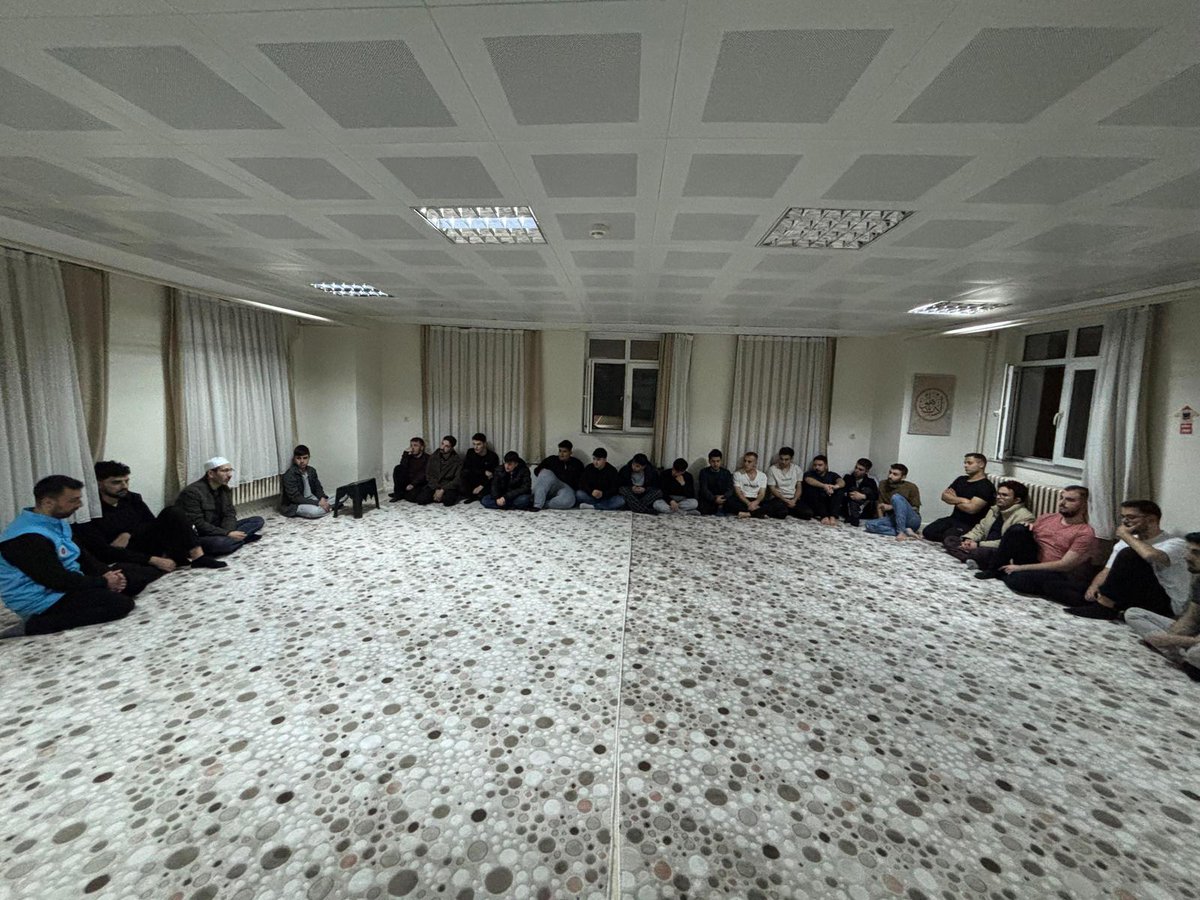 Akşehir İlçe Müftümüz Ahmet MÜJDECİ, Nasreddin Hoca KYK yurdunda bulunan öğrencilerle bayramlaştı

Ramazan ayı boyunca İlçe Müftülüğü Manevi Danışmanlarının faaliyetlerinden duydukları memnuniyeti ifade eden öğrenciler,gençlere yönelik yapılan hizmetlerden dolayı teşekkür ettiler