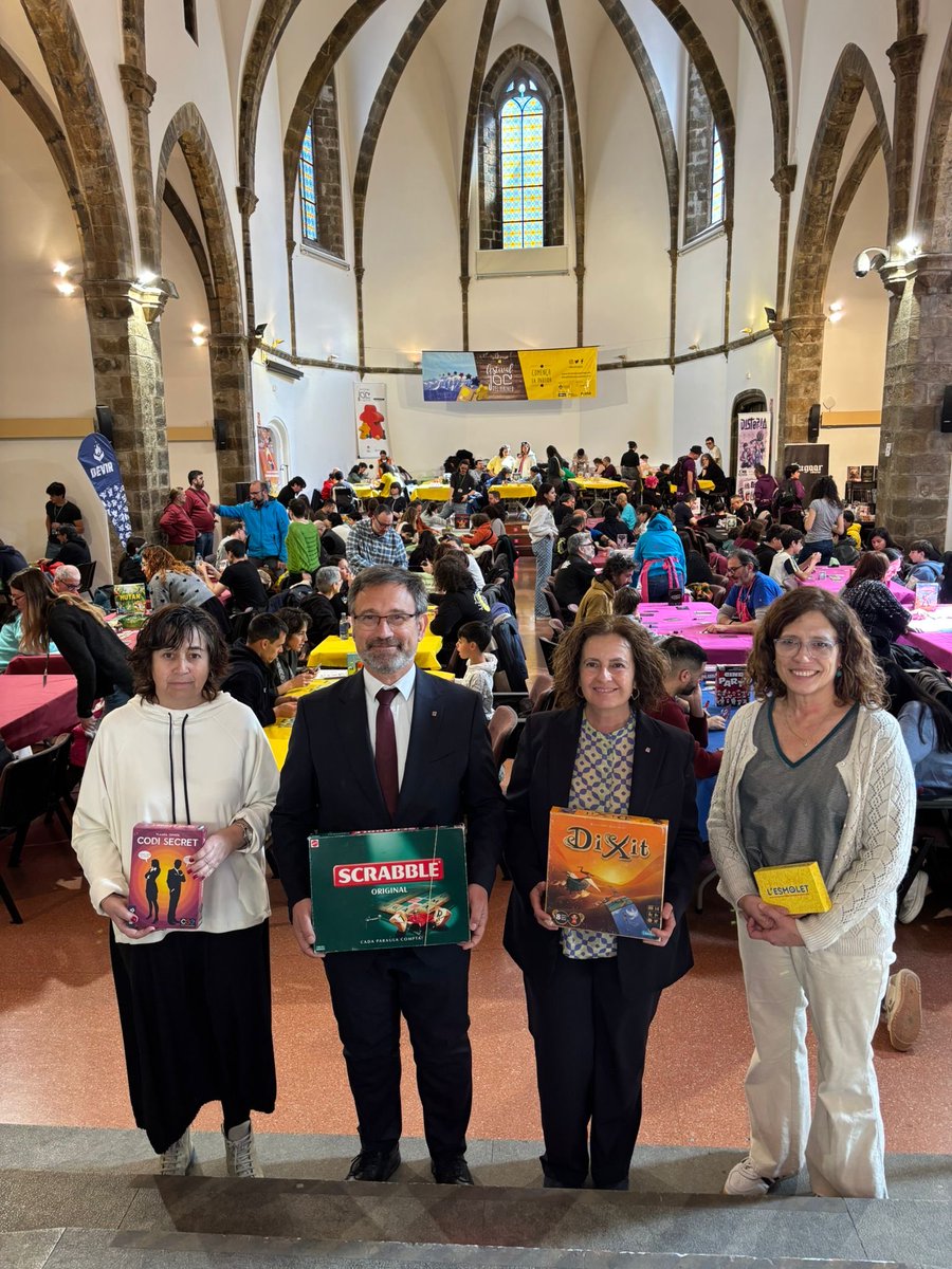 llenguacatalana's tweet photo. El conseller @VilaFx i la delegada del @govpirineuiaran Sílvia Romero han atès la ciutadania al vehicle informatiu del Pla de Govern que avui ha fet parada a la Seu d’Urgell, coincidint amb el @FestivalJoc, i han presentat els projectes del @Govern amb més impacte a la comarca. https://t.co/QQ2OYghbnd