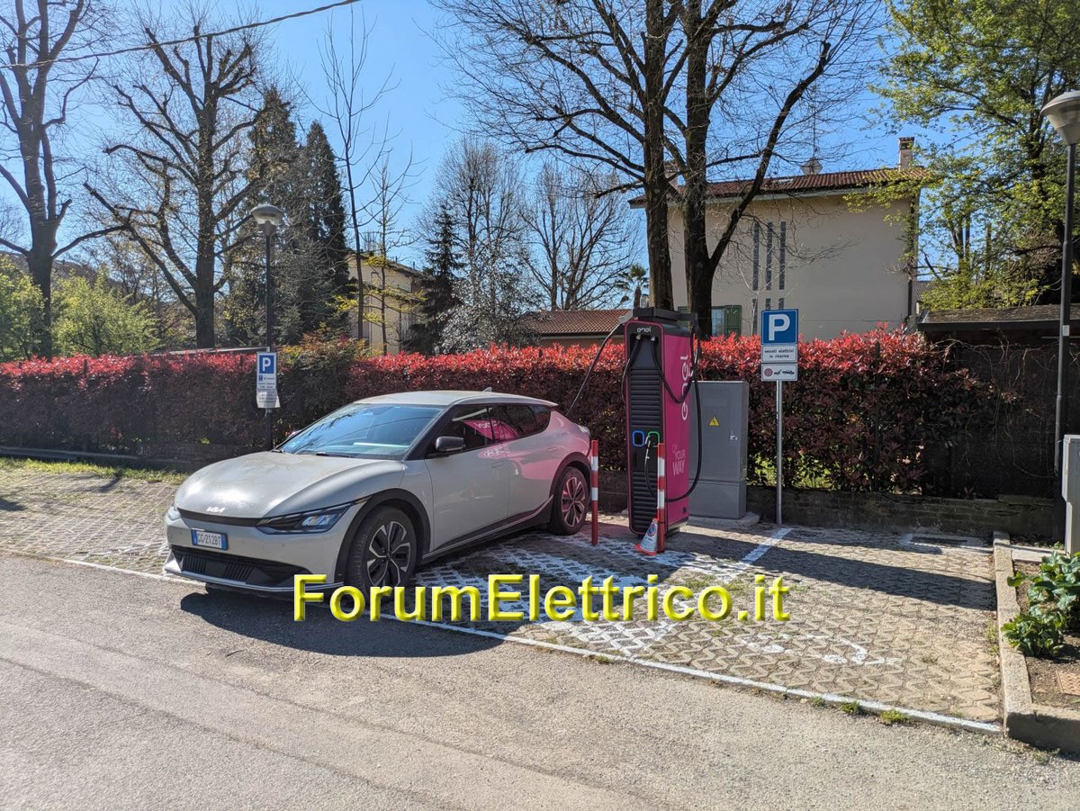 La colonnina Enel Ultra-Fast presso il centro studi lavoro La Cremeria di Cavriago RE: tutto ok fino a 101 kW, ma ben lontano dai 150 dichiarati forumelettrico.it/forum/colonnin… #cavriago #ReggioEmilia #enel