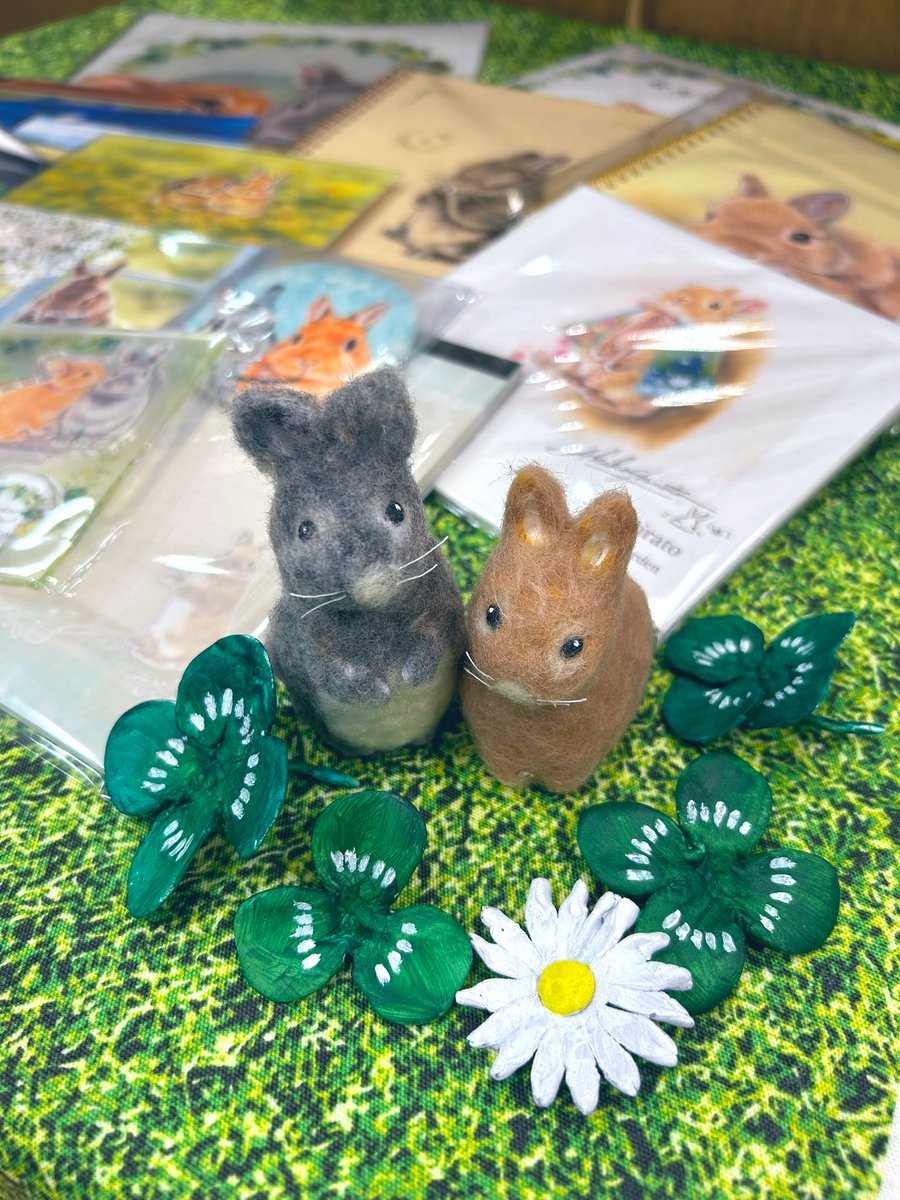 大好きな先生の原画展をやっているのですが、会社のいろいろがあってお店でガッツリ告知出来ず心苦し日々を送ってます…
もう前半も終わり原画入替えもしました💦
グッズもいろいろあるのに😢
素敵な原画なので見に来て欲しいな✨

#なんでなんで？
#しらとあきこ
#アリス館