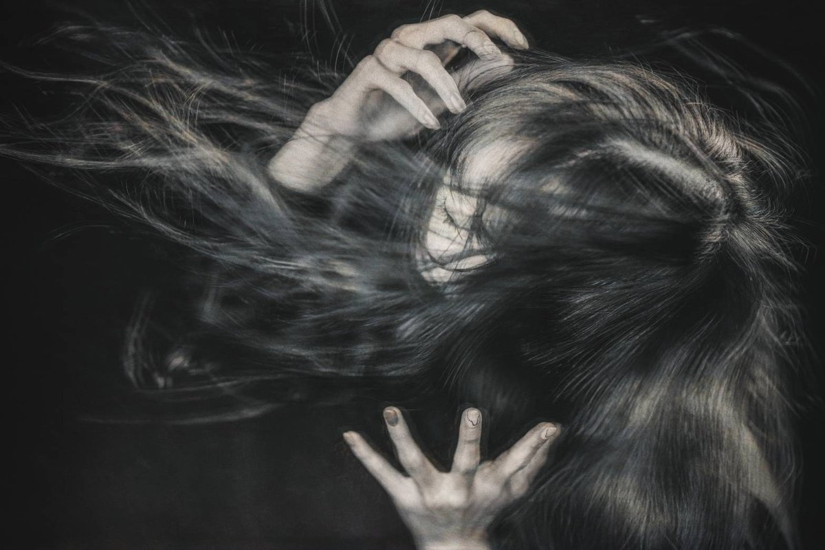 #世界観コレクション

《綻び》

私の、
音も聴こえない
閉ざされた世界が、
今、ゆっくりと。
初めて音を立て
綻んでいく。