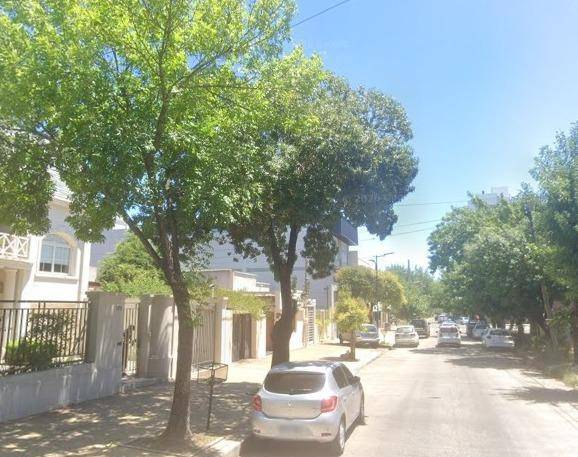 Hechosanderecho's tweet image. #Inseguridad
“Te vamos a cortar los dedos”: otro asalto que metió miedo en La Plata. La secuencia incluyó un ingreso planificado a una vivienda ubicada en 24 entre 39 y 40 (foto de la cuadra). Una familia aterrada y un botín con dinero, joyas y armas que los ladrones se llevaron