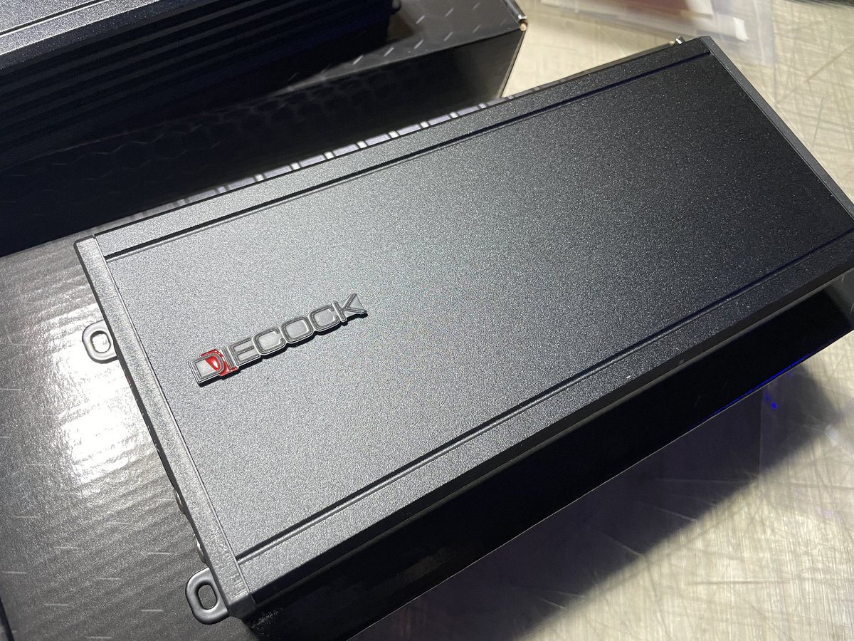 manabu_dept's tweet photo. パワーアンプFD1000&FD3000第一ロット、倉庫に入りました❣️
大変大変大変大変お待たせいたしました🙇‍♂️🙇‍♂️🙇‍♂️

日曜日ですが明日より順次発送してまいります🙇
なんせ年度末なもんで笑

製品の仕上がりもバッチリ👌
アルミエンブレムのクオリティも文句なし！

より力強く生まれ変わった1000&3000をよろしくお願いいたします😀