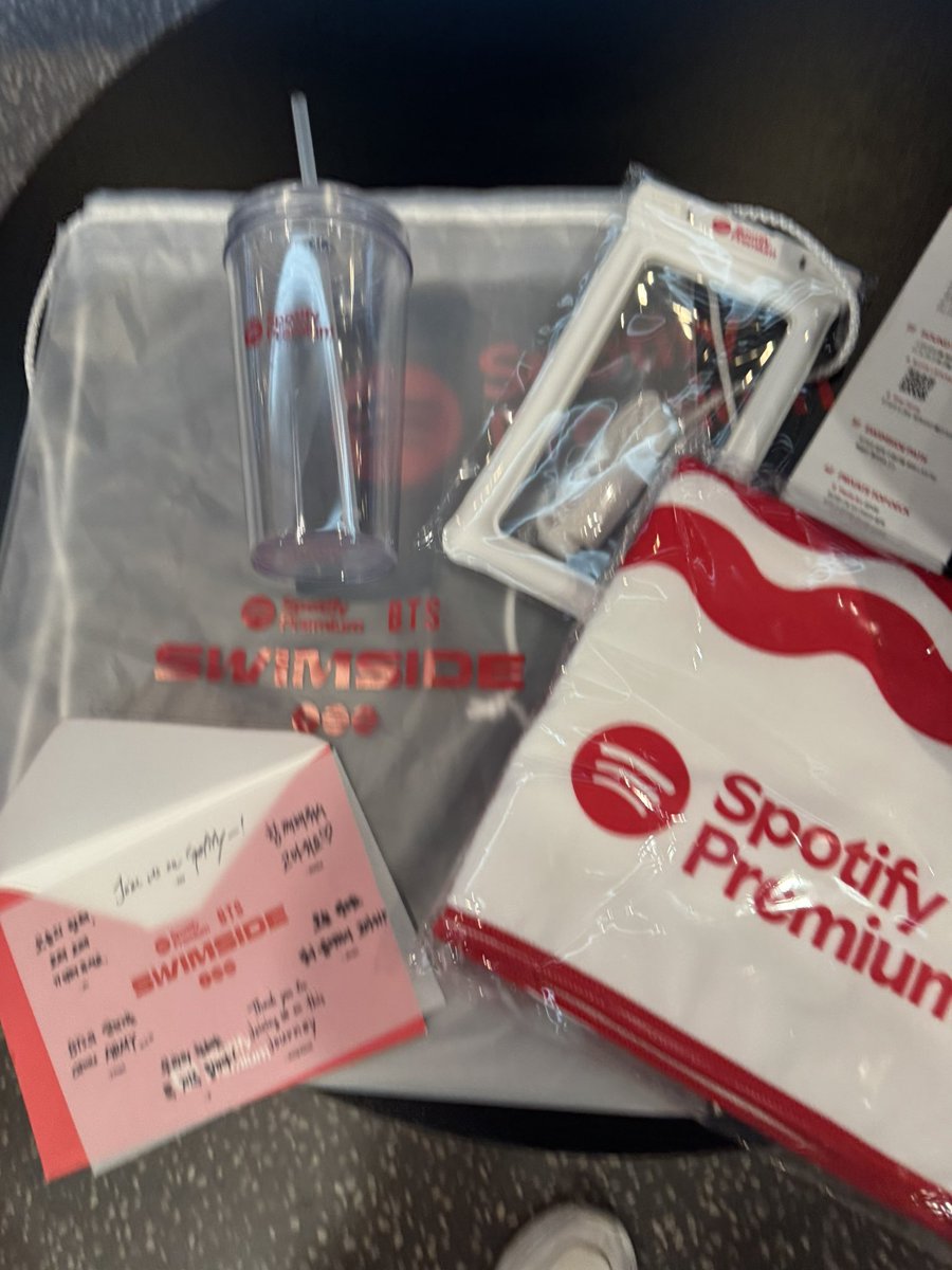 nayu92352748's tweet photo. Spotify x BTS SWIMSIDEクルーズ
花火、SWIMシンオルンタイム、水上メディアハザードとイベント沢山。バンタンの曲とともに幸せなクルーズでした!
ギフトにはバンタンからのお手紙が✉️
@spotifykr @bts_bighit
#SpotifyxBTS #SWMISIDE https://t.co/MHznx4olWD