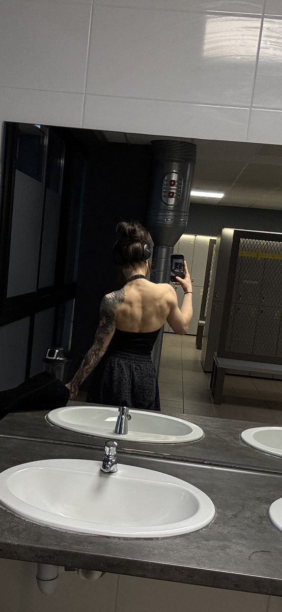 𝖒𝖔𝖓𝖘𝖙𝖊𝖗𝖜𝖍𝖎𝖙𝖊𝖎𝖘𝖘𝖚𝖊𝖘𝖌𝖎𝖗𝖑 tweet media