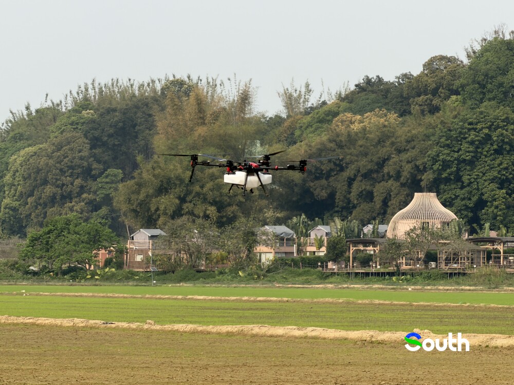 thisisGBA's tweet photo. #Technology | On #Guangzhou’s outskirts, agritech firm #XAG is redefining farming with precision tools—drones, autonomous rovers, and smart irrigation systems—that slash labor, water, and waste. 🚜💧🌾 Once dismissed as "toys" by #US farmers, these tech-driven solutions now boost efficiency globally, used in 60+ countries. 

Farmers prioritize results over origin: "Lower costs, higher yields—that’s what matters," says XAG co-founder Justin Gong. The future of farming? Smart, scalable, and borderless. 🌍✨

https://t.co/xPRVFtTlW2

#AgriTech #SmartFarming #FutureOfAgriculture #PrecisionFarming #TechInnovation