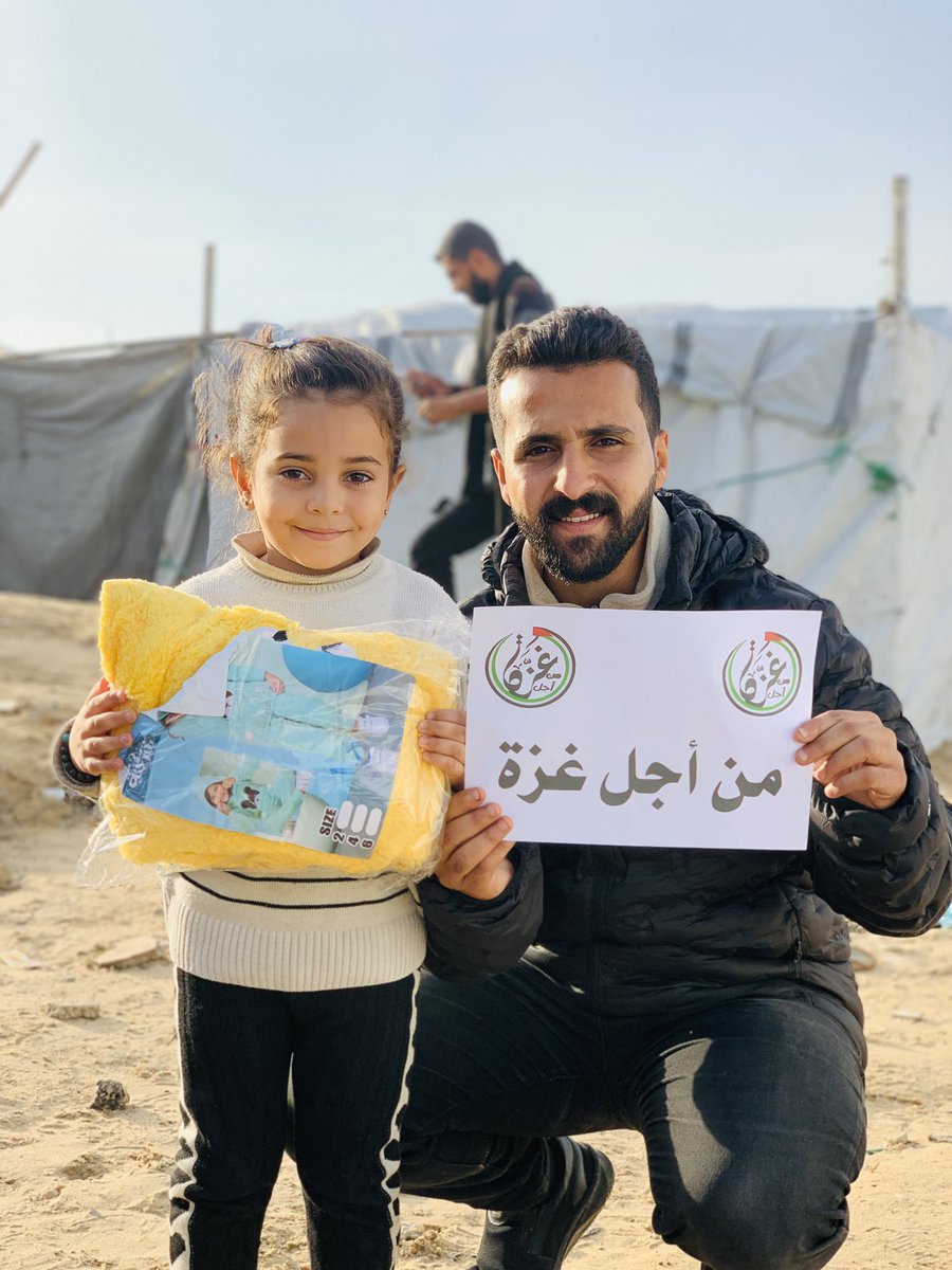 ibrahim_han2trw's tweet photo. A child should never have to fight the cold in a tent. 💔

Today, I gave this little girl a warm tracksuit, but thousands of displaced children still sleep without proper clothing, warmth, or shelter 💔

Please stand with Gaza’s children today 💔💔🙏

🔗 https://t.co/3X0VbpCQvO https://t.co/RJCUZzHaP7