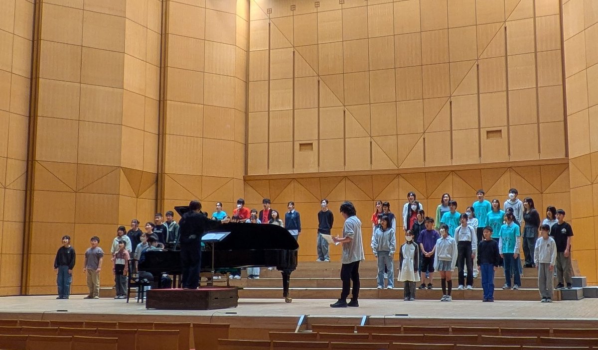 symphony_jr's tweet photo. 定演まであと1️⃣日😊
今日は舞台リハーサルでした。

当日券🎫の販売は
29日(日)13:00〜 ホール入口にて

皆様のご来場を心よりお待ちしております🌸
#symphony_jr  #葛飾区  #合唱
#定期演奏会 https://t.co/E7SfY0lhUG