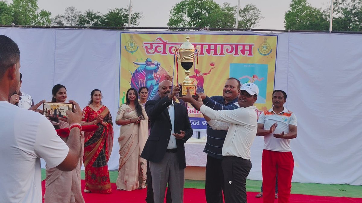 sp_sidhi's tweet photo. 🟣 सीधी पुलिस के इतिहास में पहली बार 'पुलिस प्रीमियर लीग' की अभिनव पहल; डीआरपी-11 बनी प्रथम संस्करण की चैंपियन
🔷 रक्षित निरीक्षक वीरेंद्र कुमरे की कप्तानी में टीम ने रचा इतिहास; प्रमोद गौड़ रहे 'मैन ऑफ द मैच' और 'मैन ऑफ द सीरीज'
@DGP_MP
@IG_Rewa 
@DigRewa 
#MP_Police https://t.co/29y7m63gez