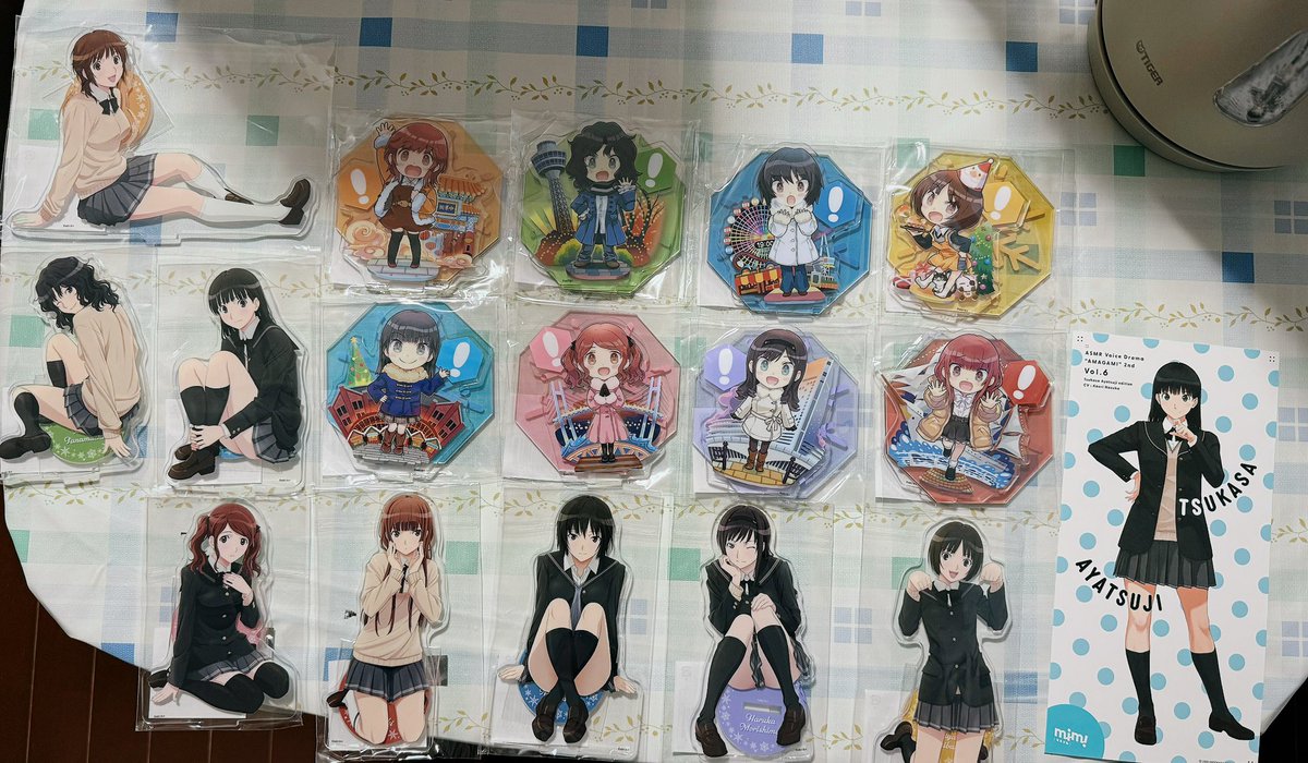 Syjharuki's tweet photo. アニメジャパンから帰宅後アマガミ15周年のアクスタと絢辻さんのポストカードが同時に届いたとは、最高の1日でした！
年末のイベントの時は絢辻さんと裡沙ちゃんのしか買わなかったけど、やっぱりアマガミに限っては全ヒロイン揃えないとですね！ https://t.co/vhkPnrrjnq