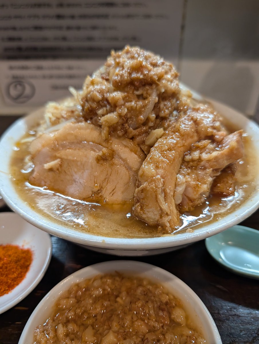 Hyodo_Fuck's tweet photo. ラーメン荘　これが好きだから

引っ越し前のエネルギー補給⋯

月に１回は帰ってくるつもりやけど、とりあえずはこれでココは〆で⋯

いつものイケメン兄ちゃんとも少し話した⋯
見た目もやけど特に中身が本当にいい兄ちゃんやったな⋯

これからも頑張ってください

心より応援しています！ https://t.co/qZndoiPGla