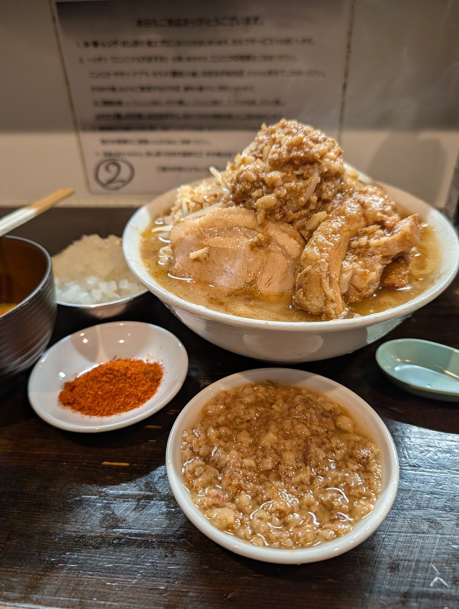 Hyodo_Fuck's tweet photo. ラーメン荘　これが好きだから

引っ越し前のエネルギー補給⋯

月に１回は帰ってくるつもりやけど、とりあえずはこれでココは〆で⋯

いつものイケメン兄ちゃんとも少し話した⋯
見た目もやけど特に中身が本当にいい兄ちゃんやったな⋯

これからも頑張ってください

心より応援しています！ https://t.co/qZndoiPGla