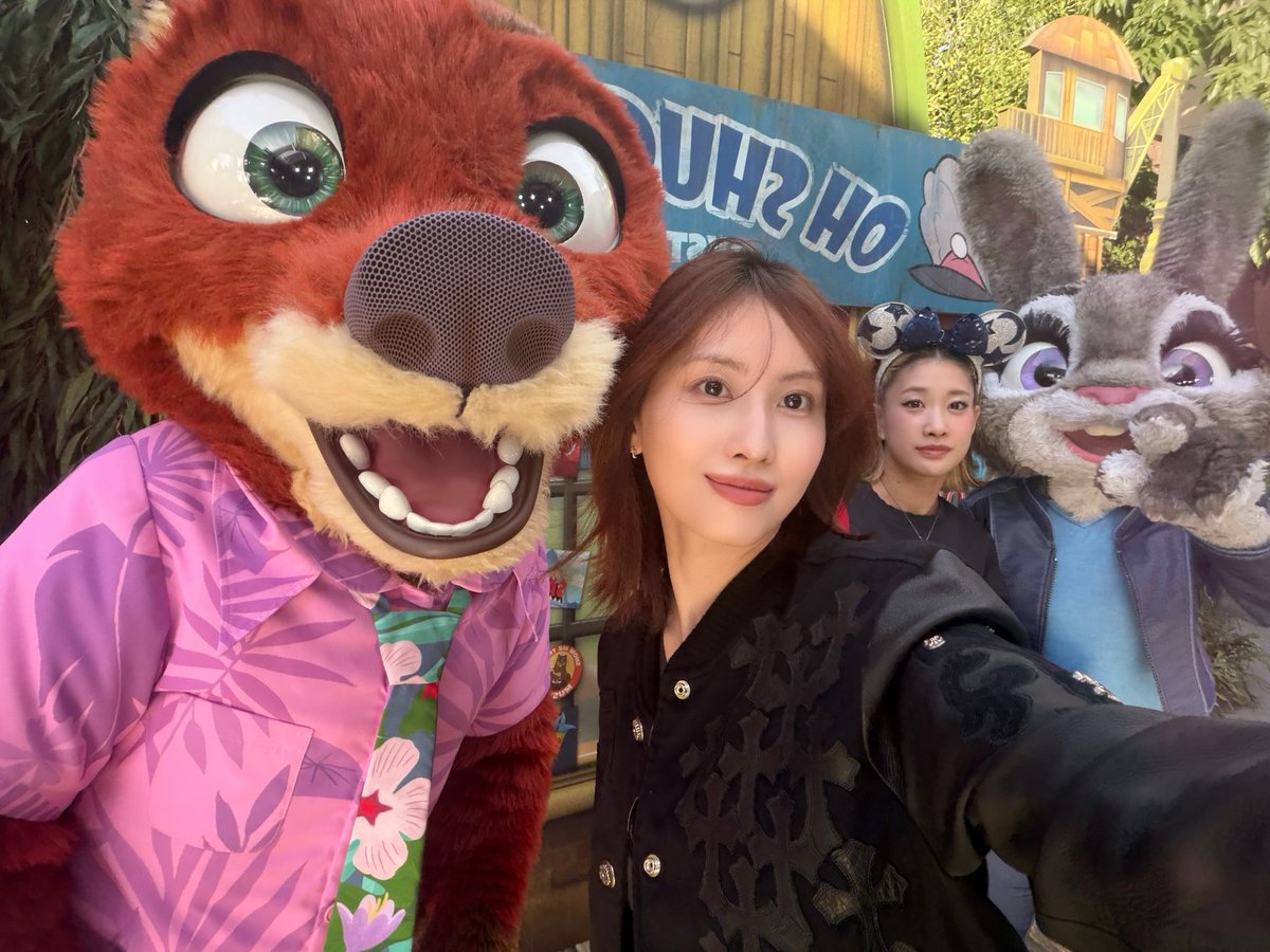 Hana's Instagram post with Momo

instagram.com/p/DWbYpSyjyr4/