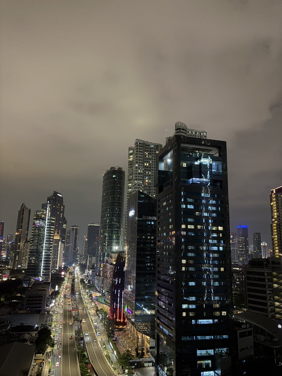 fcksecretttt's tweet photo. Malam mingguu #jakartakeras #jakarta https://t.co/NQdnDmV6hb