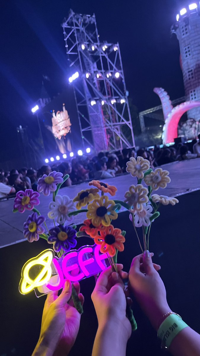 ᥫᩣ 𝗯𝗲𝘀𝗶𝗱𝗲𝗨☀️🪐 🦆 (Slow) tweet media