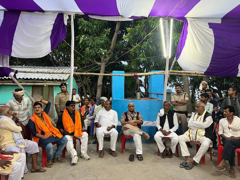 Ershailendrabjp's tweet image. आशाटोल, महवागढ़ में ग्रामवासियों के साथ माँ दुर्गा का आशीर्वाद प्राप्त कर आत्मीय वातावरण में समय व्यतीत किया।

इस दौरान ग्रामवासियों से संवाद कर उनका स्नेह एवं अपनापन मिला, जो सदैव प्रेरणा देता है।

#Ashaatol #MaaDurga #Ashirwad #JanSamvaad #Bihar