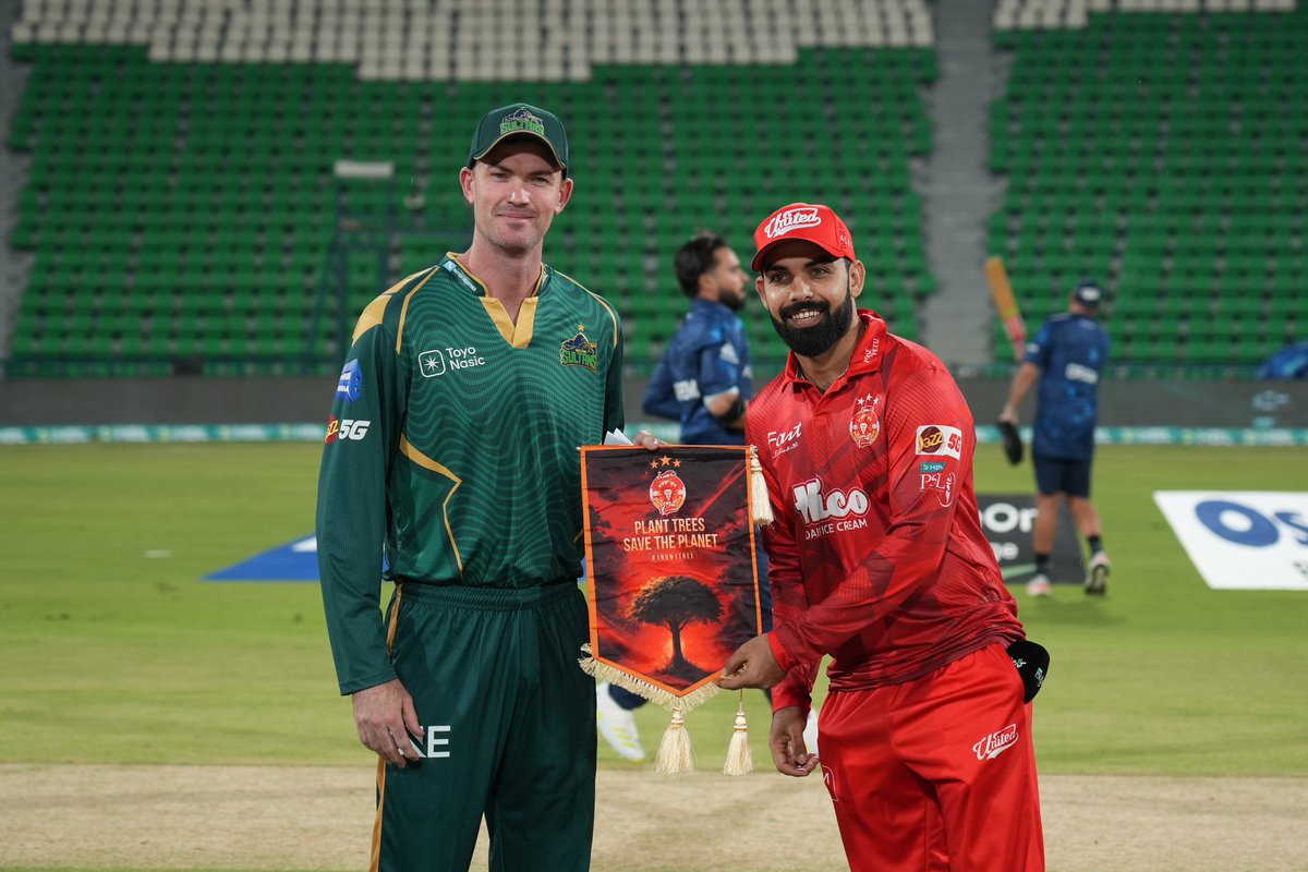 thePSLt20's tweet image. Islamabad United captain Shadab Khan presented a souvenir to Multan Sultans captain Ashton Turner as part of the "Plant Trees and Save the Planet" initiative before the coin toss.

#HBLPSL11 | #NewEra | #MSvIU