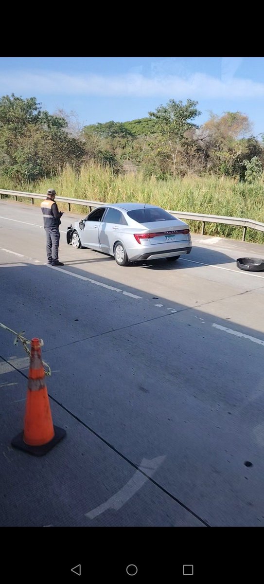 yovanness's tweet photo. Accidente en corredor sur en sentido a la ciudad https://t.co/JU65H7I5oI