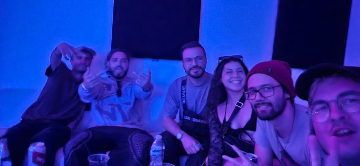 LIKEDATDUBS's tweet photo. The squad made it what a great fucking night! https://t.co/K1y7UXk6Xp
