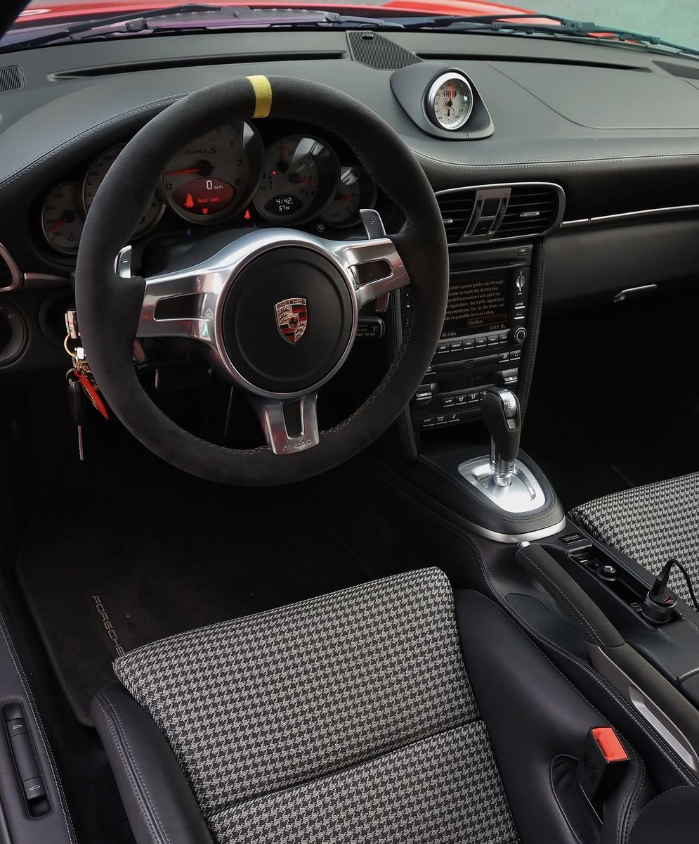 Porsche Club tweet media