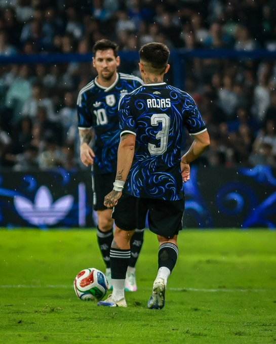 valenbargmann's tweet photo. el mejor del mundo junto a leo messi. https://t.co/dZD2ZyqTwE