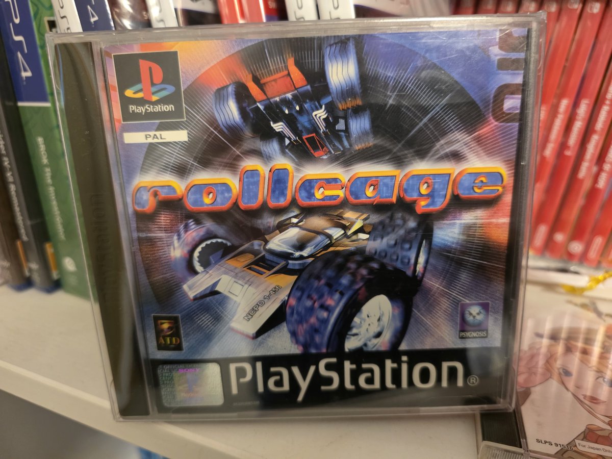 VyseGM's tweet image. Rollcage en PS1. Velocidad absurda, coches indestructibles y carreras boca abajo. Puro arcade noventero sin reglas… y con un estilo que hoy sigue siendo único. 🔥🎮 #PS1 #RetroGaming #Rollcage #GameCollector