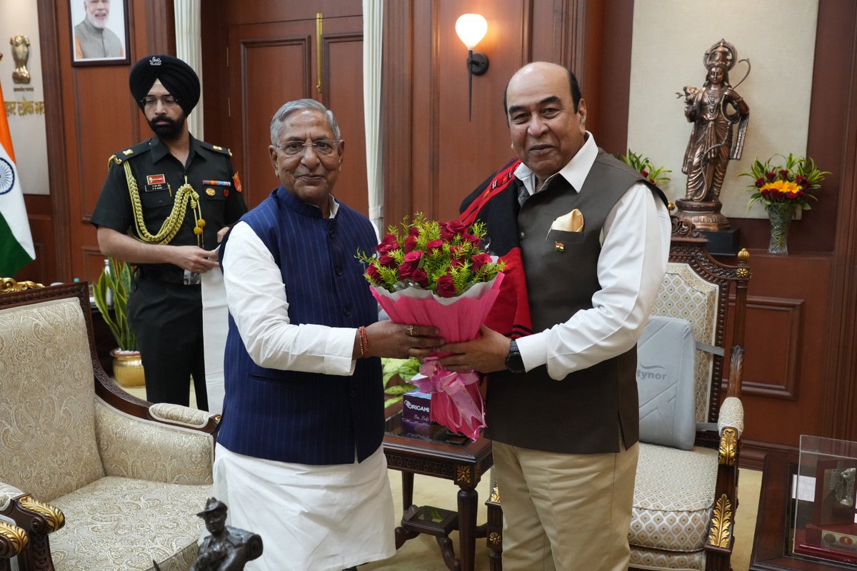 nkishoreyadav's tweet image. बिहार के नवनियुक्त महामहिम राज्यपाल लेफ्टिनेंट जनरल (सेवानिवृत्त) सय्यद अता हसनैन जी से शिष्टाचार भेंट किया।

नागा संस्कृति की आत्मीयता का प्रतीक नागा शॉल भेंट कर उन्हें हार्दिक शुभकामनाएँ दीं।

#Bihar #Patna @GovernorBihar @LokBhavanKohima #Nagaland