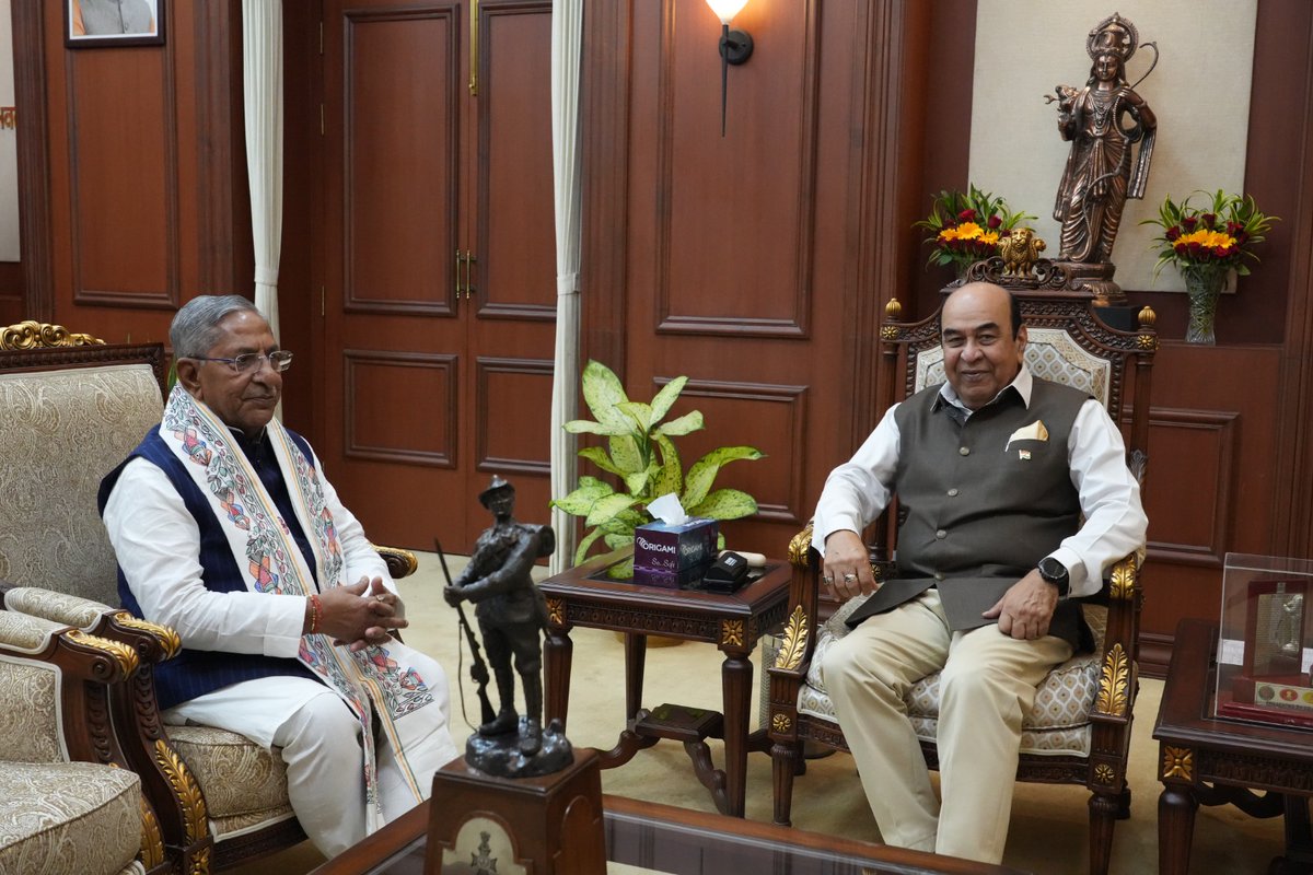 nkishoreyadav's tweet image. बिहार के नवनियुक्त महामहिम राज्यपाल लेफ्टिनेंट जनरल (सेवानिवृत्त) सय्यद अता हसनैन जी से शिष्टाचार भेंट किया।

नागा संस्कृति की आत्मीयता का प्रतीक नागा शॉल भेंट कर उन्हें हार्दिक शुभकामनाएँ दीं।

#Bihar #Patna @GovernorBihar @LokBhavanKohima #Nagaland