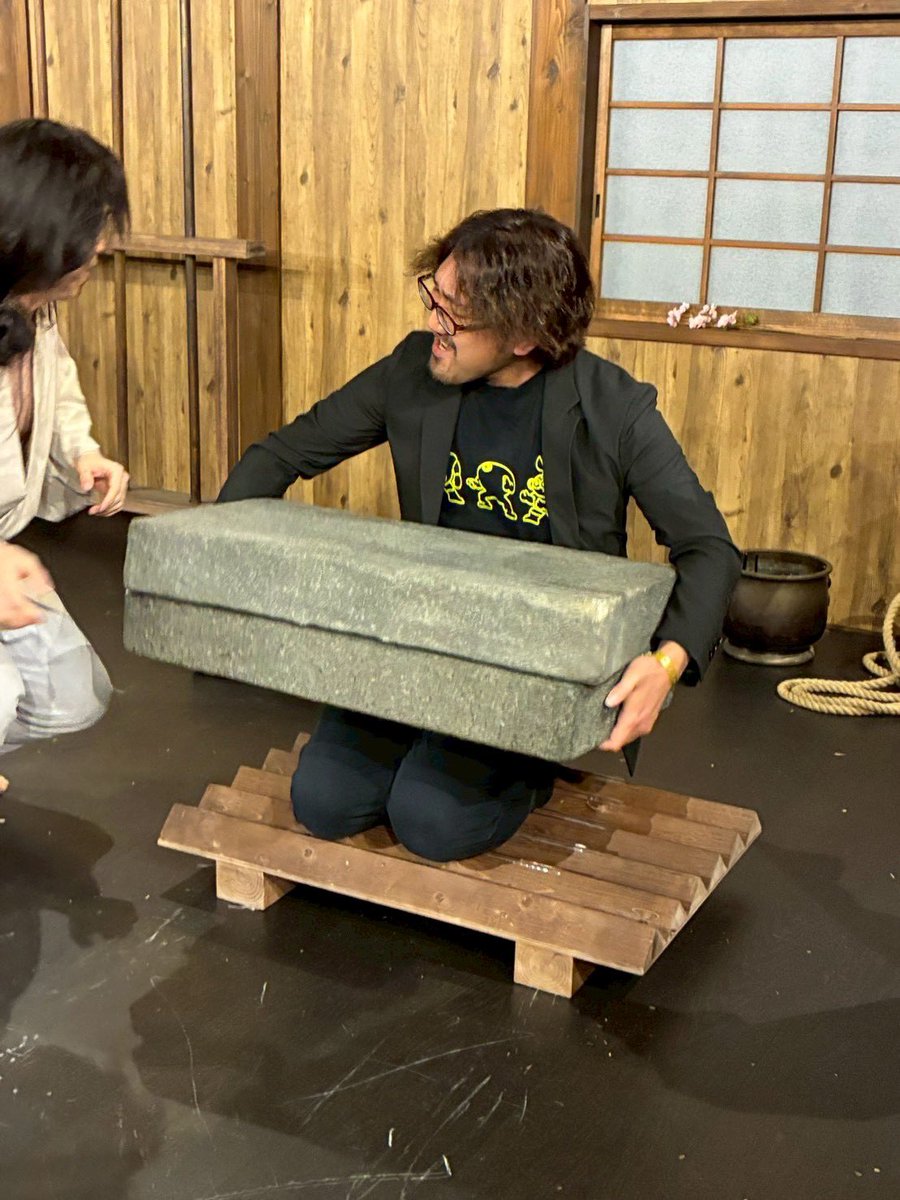 太秦映画村行ってきた 写真は石抱を受けてるワイ 罪状:仕事押し付け罪