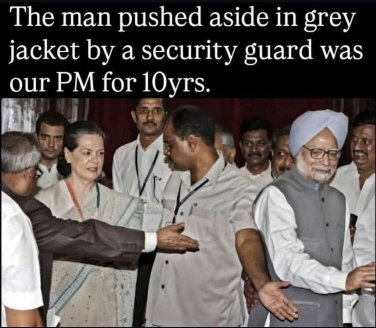 Poojas_art's tweet image. I found this image on X. Can anyone confirm if it’s true?
If so, it’s peak humiliation for a former Prime Minister. Manmohan Singh reduced to a mere pawn and puppet in Sonia Gandhi’s hands. 
#inc #soniaGandhi