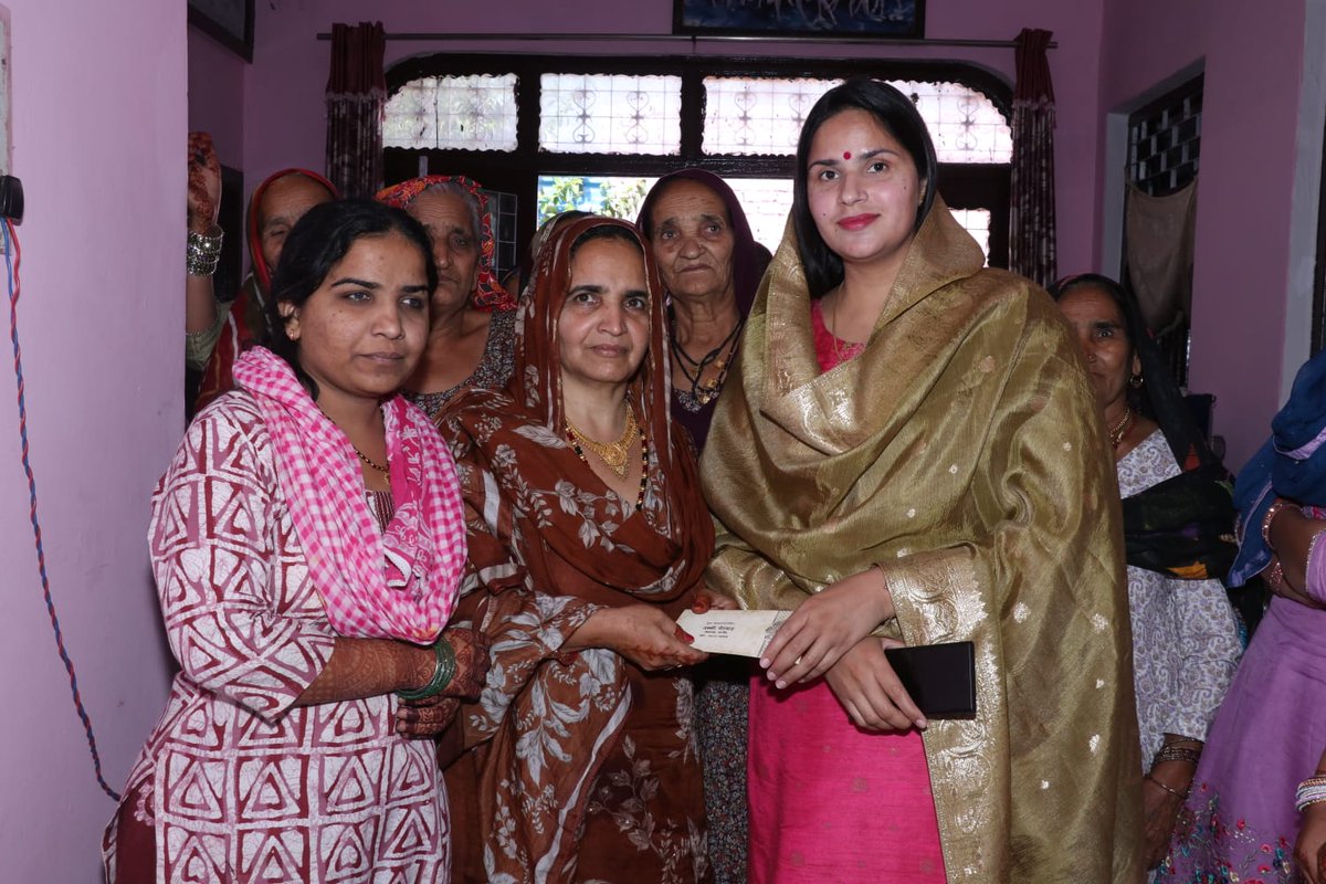 ShilpaJassi's tweet photo. बड़ाला में श्री कृष्ण सिंहमार हेडमास्टर जी की सुपुत्री के विवाह के पावन अवसर पर उपस्थित होकर बिटिया को सुखद वैवाहिक जीवन के लिए आशीर्वाद दिया तथा समस्त परिवारजनों को हार्दिक शुभकामनाएं प्रेषित कीं।

@Jassipetwar_inc 

#नारनौंद_का_जस्सी 
#जस्सी_का_नारनौंद https://t.co/bJUoQbQmDJ