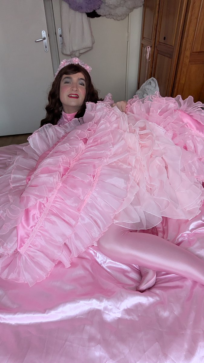 SissyLaure tweet media