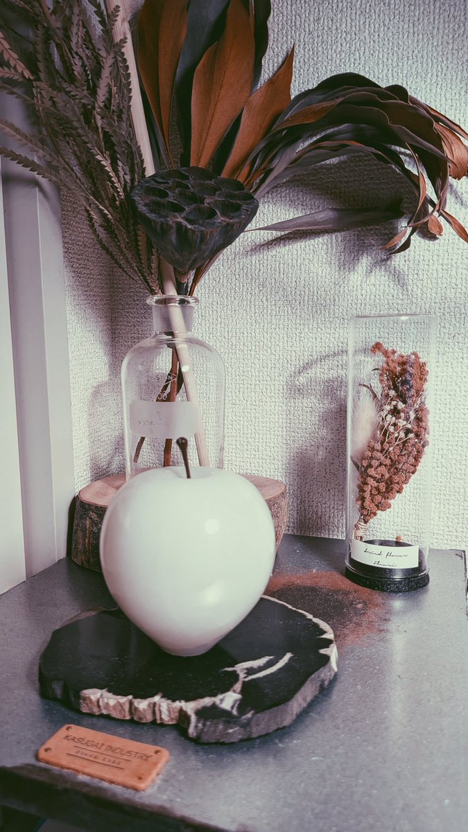 作業デスクのインテリアの配置を変更しました。