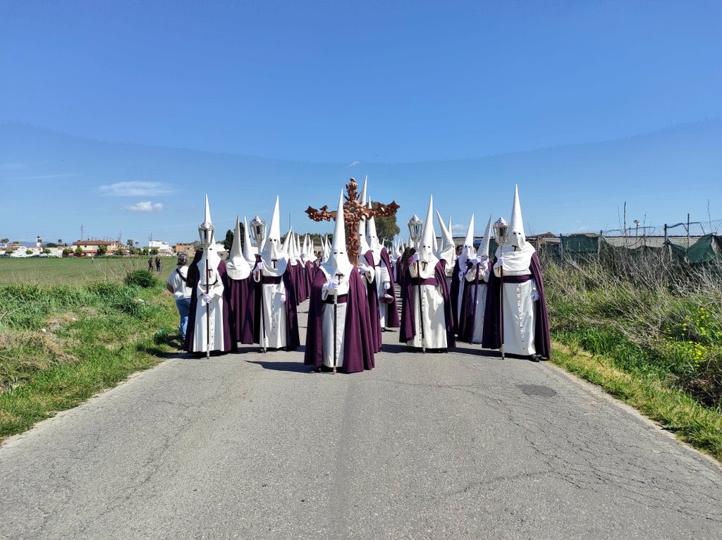 No es un montaje, está pasando ahora mismo en Jerez, la Hermandad de la Entrega es la Cofradía con mayor recorrido de toda la Semana Santa de España.