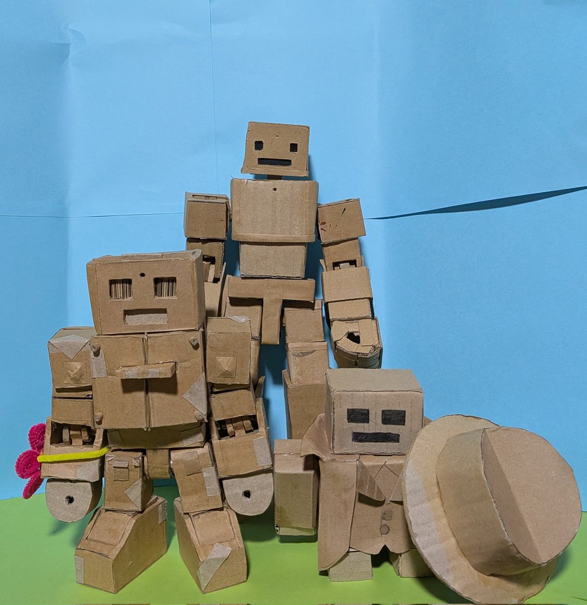 #ダンボールマン  #特撮好き  #ロボット  #ダンボール  #ダンボール工作  #保育士 #工作  

大・中・小   のダンボールマンたち