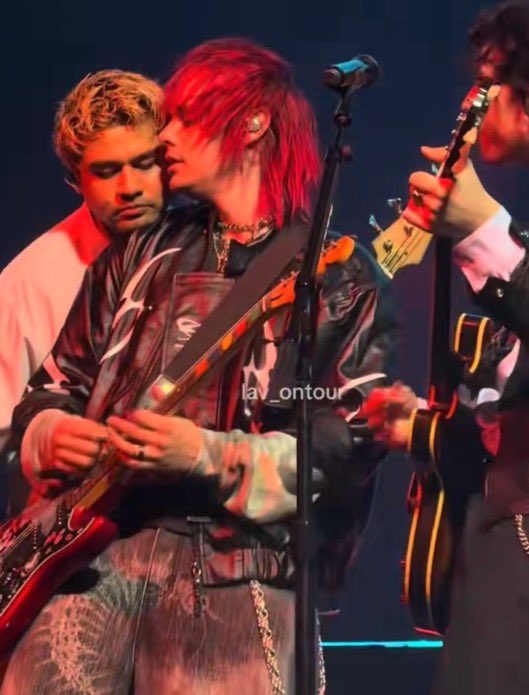 mikey’s black wife 🎸⋆⭒˚.⋆ tweet media