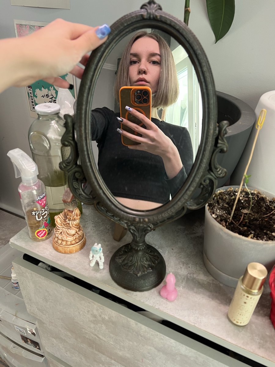 почта россии кончи и уёбки. разбили моё раритетное зеркало, которое старше меня раза в 2, хотя оно было обёрнуто в несколько слоёв пупырки, бумагу и перемотано скотчем. это как надо было блять швырять посылку чтобы при всем этом его разбить. просто сука уроды чтоб вы сдохли