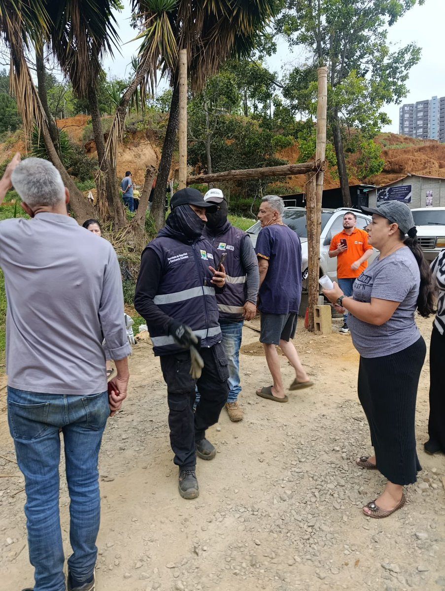 Alexander_AO84's tweet photo. Presidente @petrogustavo y ministro @PedroSanchezCol éxijo inmediatamente una explicación! 
¿porque la @PoliciaColombia acompañan a una diligencia con personas encapuchadas? Al estilo de las mafias! 
Alcaldía de @AlcaldiadeBello permite esta diligencia! Quien da la orden? Señores @MisionONUCol encapuchados intimidan la comunidad en Bello Antioquia Colombia! #Urgente 🚨‼️
@Pedro_Comunes @JairoComunes @NoticiasCaracol @infobaecolombia