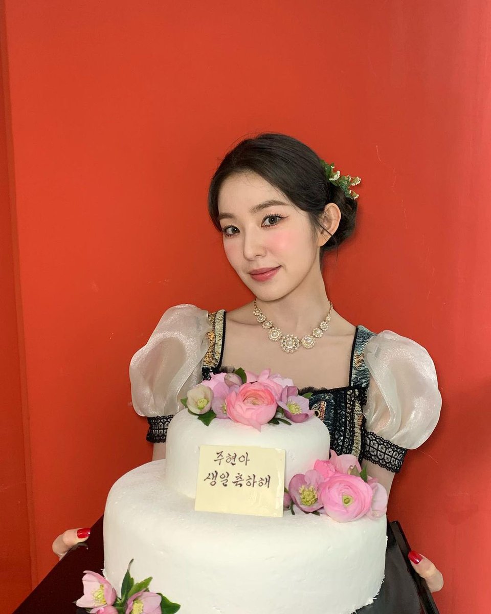 3___2__9's tweet photo. 🎂

#BiggestLoveForIrene 
#용기대장_주혀니생일 https://t.co/gbblK8wACj