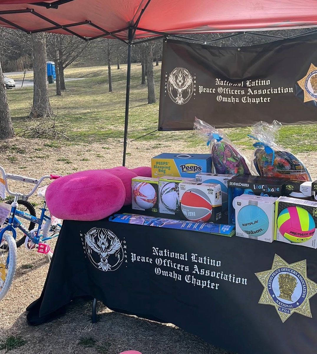 OPDLtMartinez's tweet photo. The last of the 20,000 eggs are being set out, the raffle prizes are ready, and the grills are warming up! Come out to Spring Lake Park for the @nlpoaomaha Easter Egg Hunt for some FREE family fun! 11-1, egg hunt begins at 11:30!! https://t.co/dkRIDwSNe3