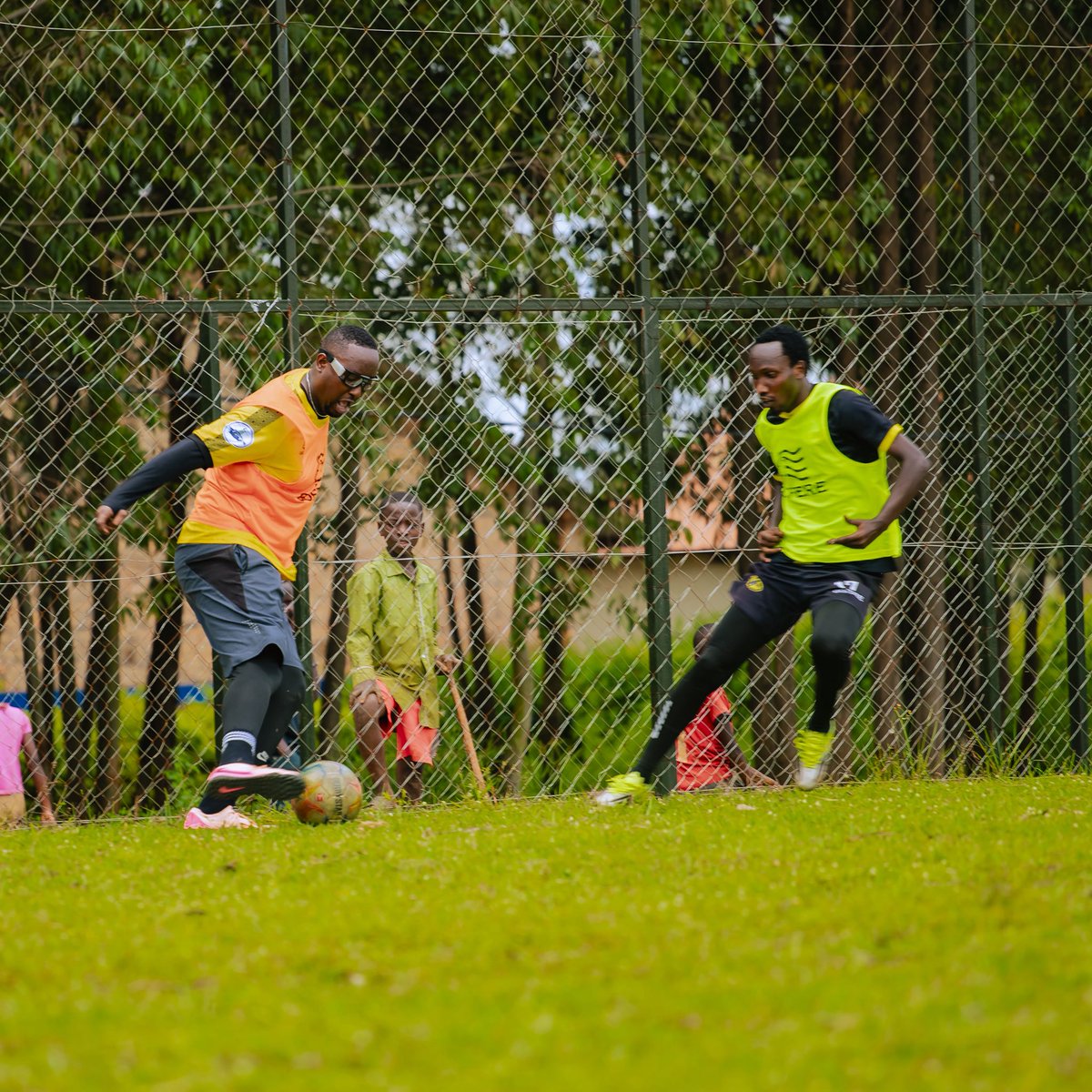 Nyuma y’Umuganda habaye umukino wa Gishuti wahuje amakipe 2 ( Team ...