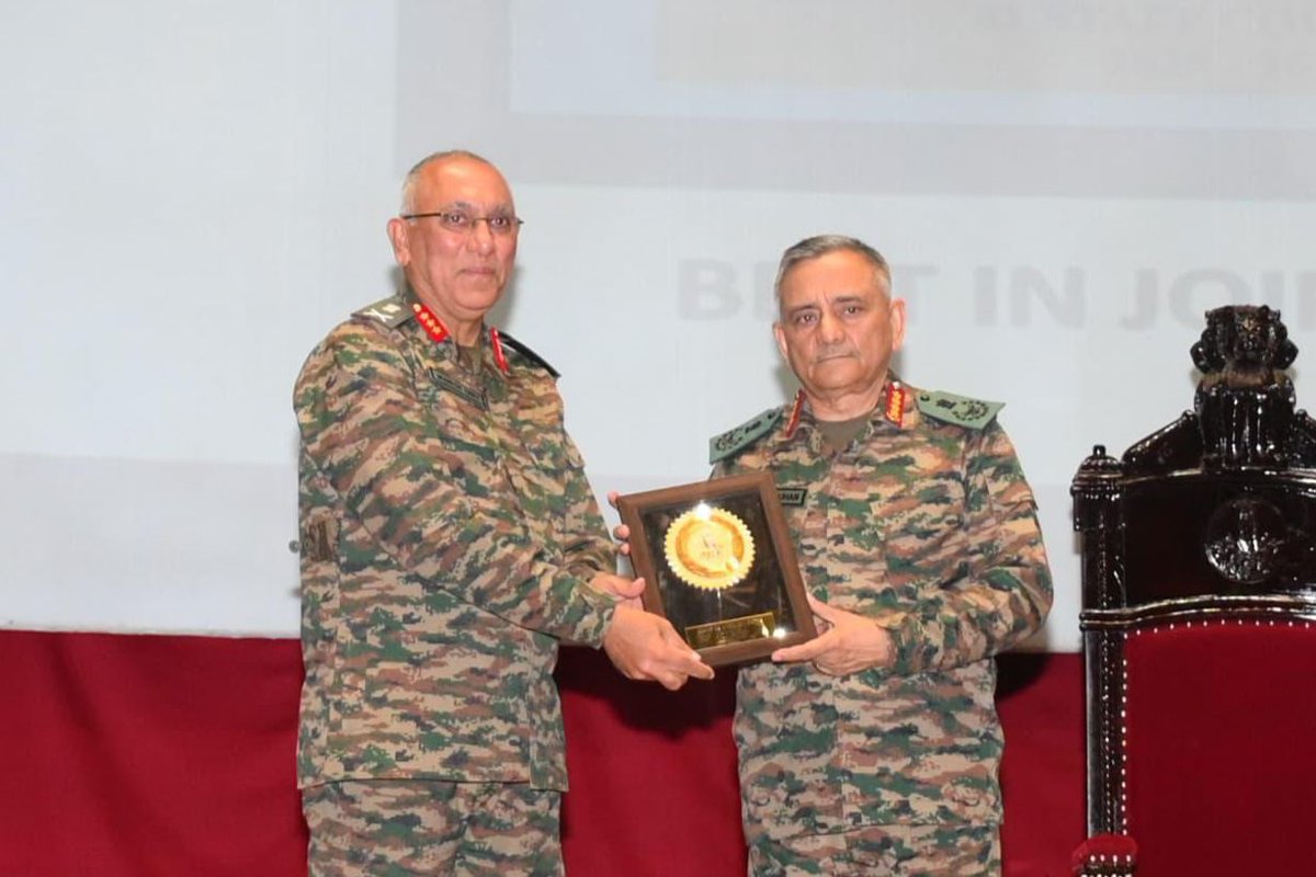 HQ_IDS_India's tweet image. General Anil Chauhan, Chief of Defence Staff, #CDS addressed the officers of the 81 Staff Course and Permanent Staff at Defence Services Staff College #DSSC Wellington. 

#CDS unveiled CDS Medal for officer adjudged Best in Jointness in the course. He elaborated on the