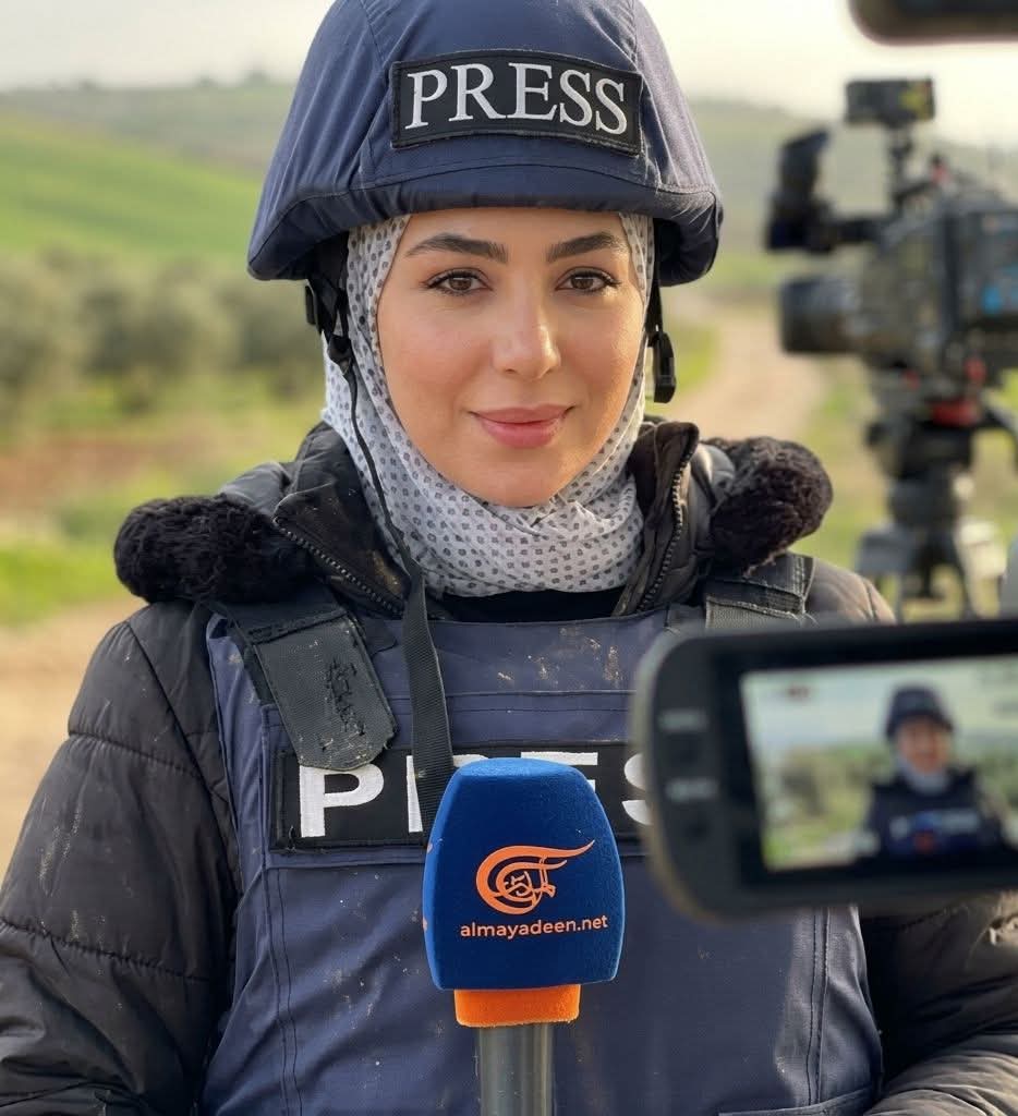 جميلاتُ وجهٍ، ربيباتُ عزٍّ، 
شديداتُ عزمٍ أمام الحروب...

فأيّ النساءِ يقفن بوجه
العدوِّ ولا يستستغن الهروب!