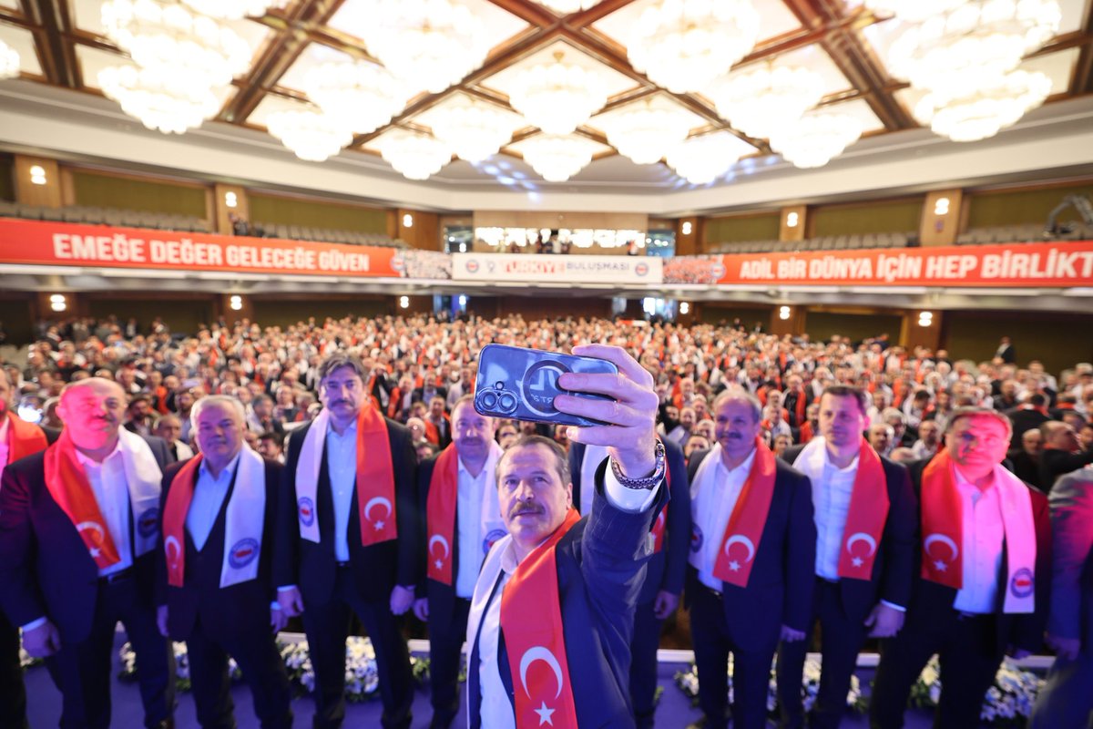 aselamdemir47's tweet photo. Mardin Memur-Sen’e bağlı sendikalarımızın güçlü temsilcileri; Emekli, Genç, Engelli ve Kadın komisyonlarımızla birlikte Ankara’da düzenlenen Memur-Sen 9. Türkiye Buluşması’nda tek yürek olduk!

Bu büyük buluşmada sadece bir araya gelmedik; inancımızı tazeledik, kararlılığımızı büyüttük ve teşkilatımızın çekirdeğini daha da çelikleştirdik. Her birimiz, ortak davamızın gücünü yeniden hissederek motivasyonumuzu zirveye taşıdık!

Memur-Sen; sadece bir sendika değil, Türkiye’nin en büyük sivil toplum ve emek hareketinin adıdır. Bu büyük ailenin bir parçası olmak; emek, adalet ve dayanışma yolunda omuz omuza yürümektir!

Bugün daha güçlüyüz, daha kararlıyız ve yarınlara daha büyük bir inançla yürüyoruz. Çünkü biz birlikte güçlüyüz!
#GüçlüMemurGüçlüTürkiye