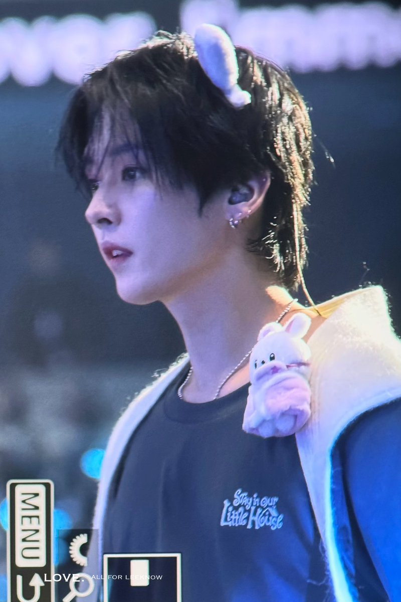 LeeKnowBrasil's tweet image. ↱#PREVIEW 🐰 28.03.26↲ #LeeKnow todo pitiquinho no 1° dia do fanmeeting “STAY in our little house”.🖤🥹

#스트레이키즈 #리노 #LEEKNOW #StrayKids @Stray_Kids 👻

Cr. Love_on_top1025