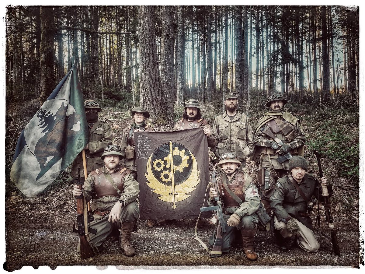 FilmsFallout's tweet photo. 'Troopers of the 91st pose with a captured Brotherhood of Steel banner'
March 2290 https://t.co/zHuuuwa2RM