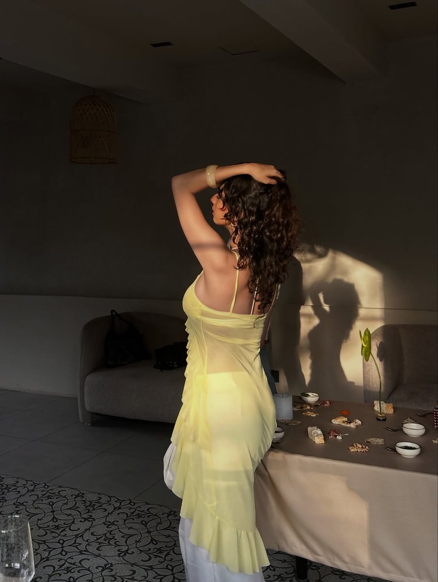iShanuNoor's tweet photo. sun said glow ☀️🐝🌻 lmk if u want outfit links;) . . . . . #explore #outfit #insta #fyp #styling (Cafe, chill, ootd, outfit, yellow, curly hair girl, pose inspo, model, pretty, beautifull, sunkissed, aesthetic) https://t.co/Cxryp4L9c8