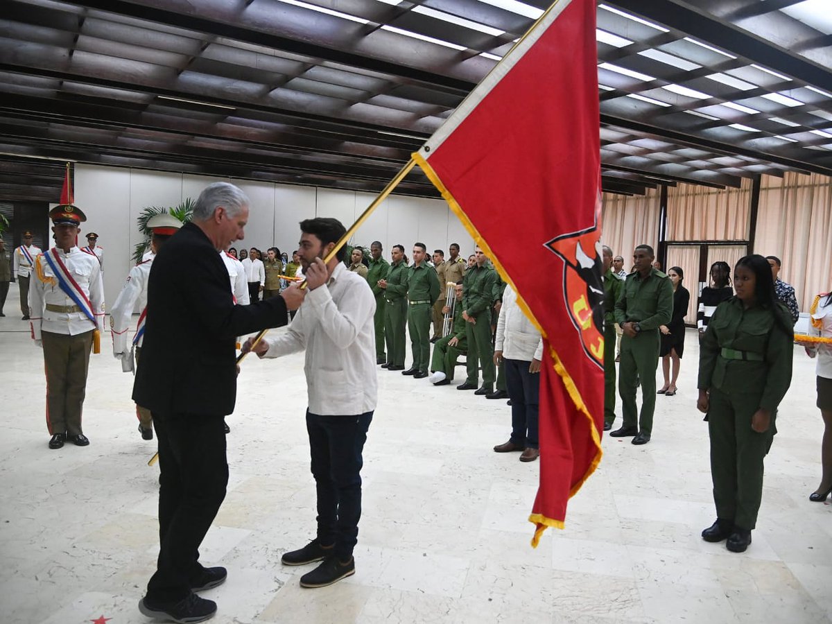 🇨🇺 <a href="/DiazCanelB/">Miguel Díaz-Canel Bermúdez</a> también dialogó con jóvenes destacados.
🗣️ Abordaron los desafíos del cerco energético y las estrategias para avanzar.
✊ Reafirmaron su compromiso con la defensa de la Patria. #Cuba #Juventud
<a href="/ETECSA_Cuba/">ETECSA</a> presente y orgullosos del reconocimiento por la <a href="/UJCdeCuba/">UJC de Cuba</a>